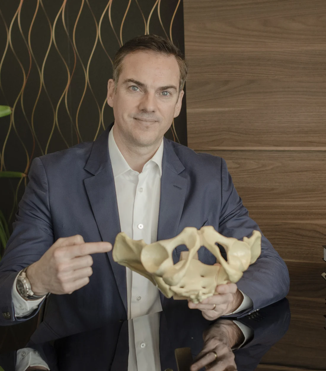 Dr. Rodrigo Kunz com modelo anatômico