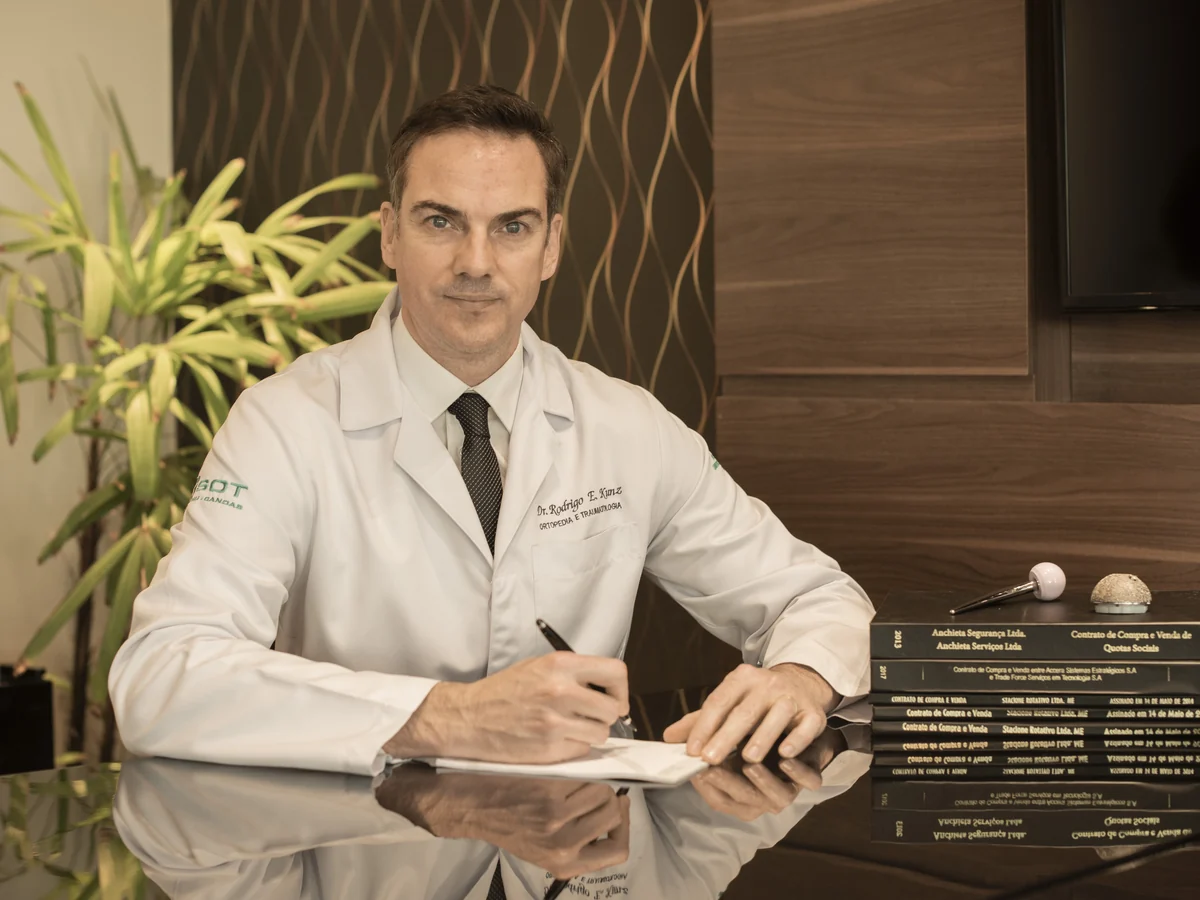 Dr. Rodrigo Kunz em consultório
